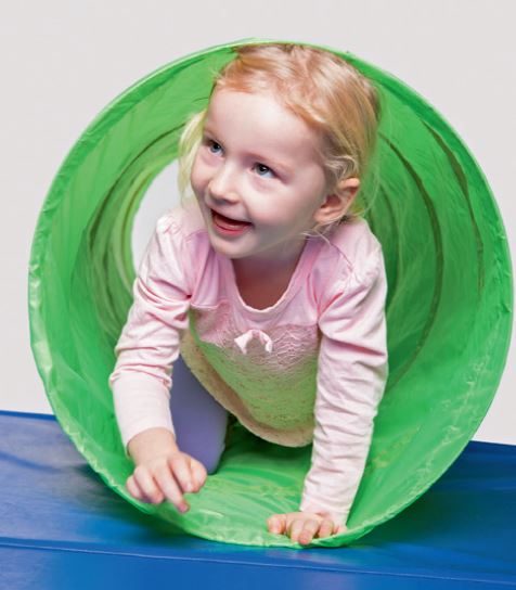 Lachendes Mädchen krabbelt durch einen Spieltunnel